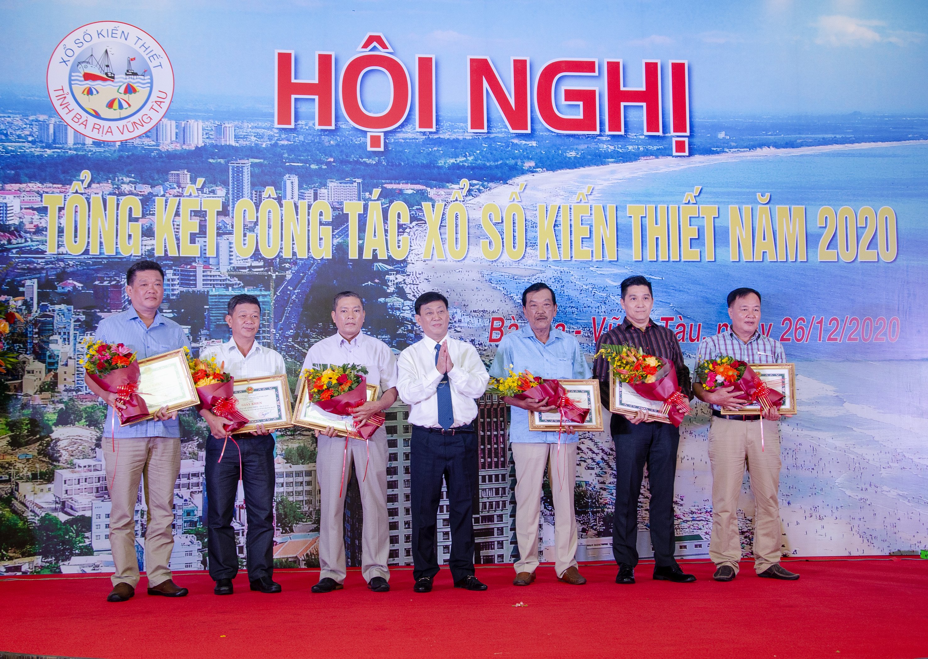 Ông Dương Minh Tú, Chủ tịch HĐQT, Giám đốc Công ty TNHH MTV XSKT tỉnh trao Giấy khen cho các đại lý vé số có thành tích xuất sắc về tăng doanh thu tiêu thụ vé số và tốc độ tăng trưởng cao năm 2020.