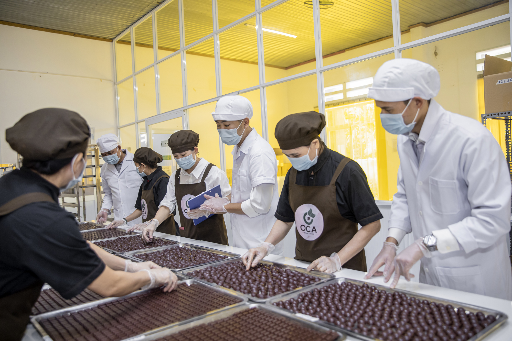 Sản xuất chocolate tại Công ty TNHH TM-DV-SX ca cao Thành Đạt.