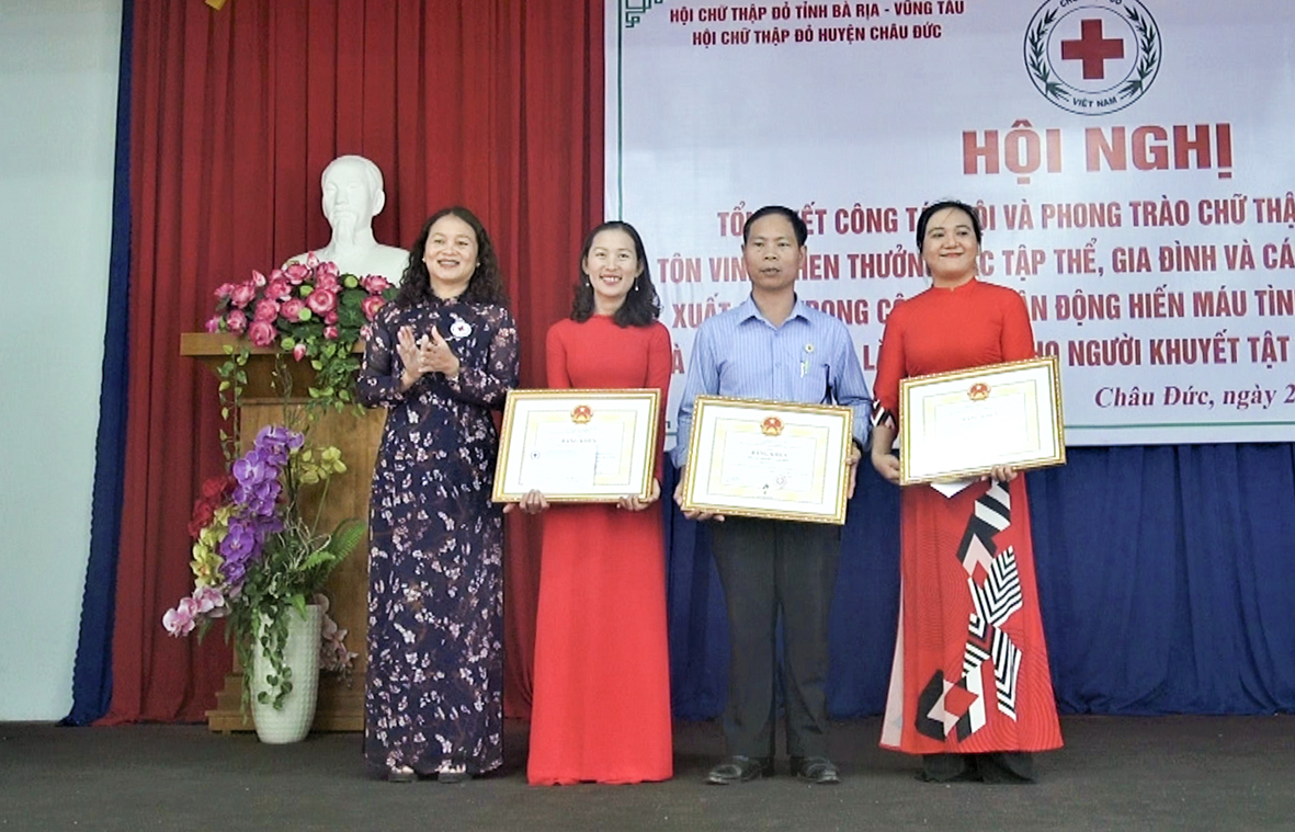 Bà Hà Thị Việt Bắc, Phó Chủ tịch Hội CTĐ tỉnh trao Bằng khen của UBND tỉnh cho 3 tập thể có thành tích xuất sắc trong công tác Hội và phong trào CTĐ năm 2019.