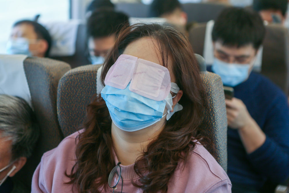 Hành khách đeo khẩu trang phòng lây nhiễm COVID-19 trên chuyến tàu cao tốc Thượng Hải - Bắc Kinh, ngày 24/12/2020.