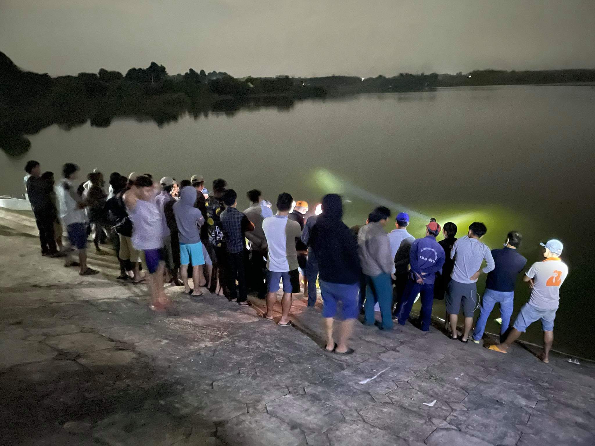 Thi thể nạn nhân được tìm thấy vào rạng sáng 30/12 ở hồ Đá Bàng.
