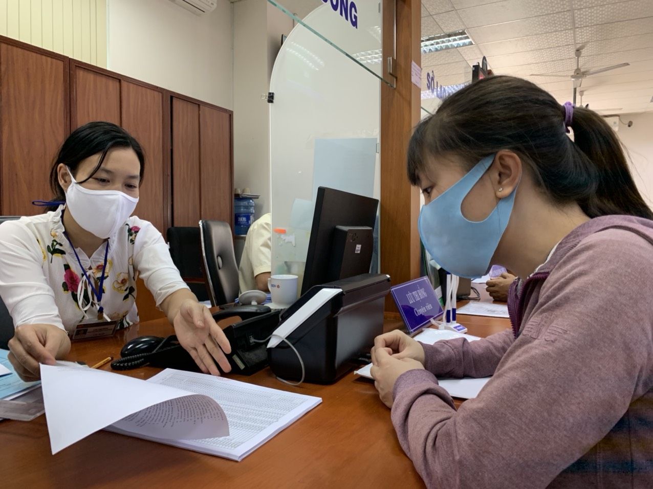 Bà Lưu Thị Hồng, công chức Sở Công thương hướng dẫn người dân làm TTHC trực tuyến tại Trung tâm Phục vụ hành chính công tỉnh.