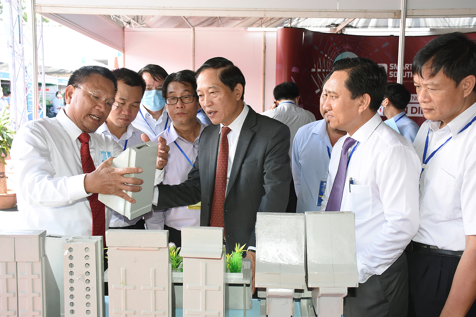 Lãnh đạo Công ty CP Khoa học-Công nghệ Việt Nam giới thiệu với Thứ trưởng Trần Văn Tùng các ứng dụng KH-CN của công ty tại triển lãm “Kết nối cung-cầu công nghệ BR-VT năm 2020”.