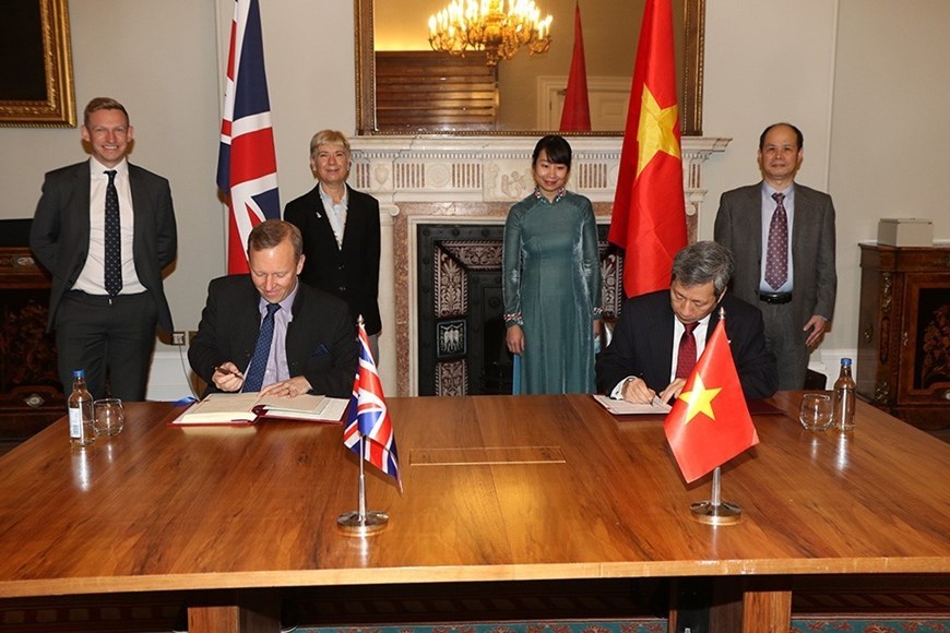 Đại sứ Việt Nam Trần Ngọc An và Đại sứ Vương quốc Anh Gareth Edward Ward ký Hiệp định Thương mại tự do Việt Nam - Vương quốc Anh.