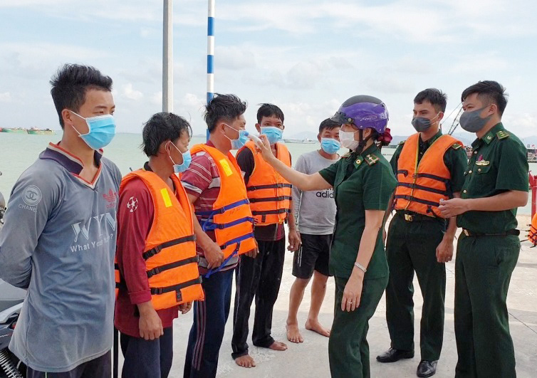 Cán bộ Đồn Biên phòng Bến Đá kiểm tra sức khỏe thuyền viên của tàu LA20549TS (tỉnh Long An) bị tai nạn tại khu vực phao số “0”.