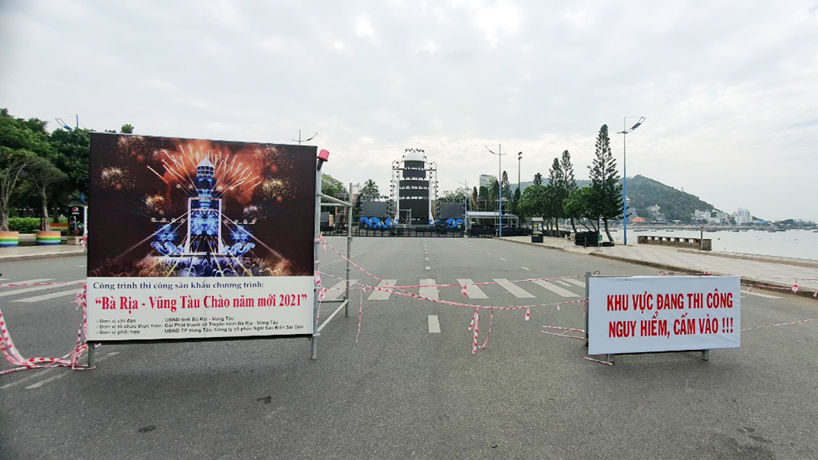 Đoạn đường Quang Trung đã được rào chắn chuẩn bị cho sự kiện chào mừng năm mới 2021 tối 31/12.