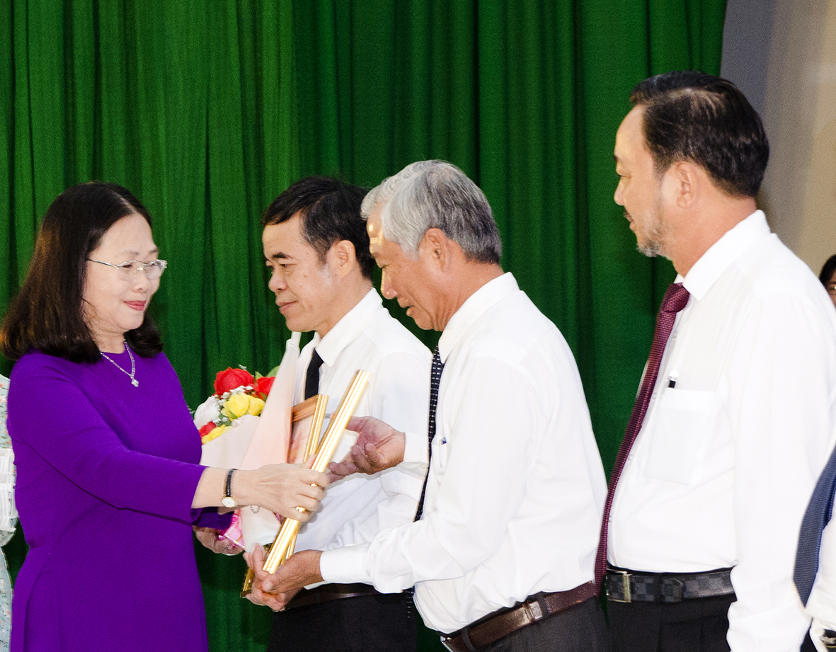 Bà Nguyễn Thị Yến, Phó Bí thư Thường trực Tỉnh ủy, Trưởng Đoàn ĐBQH tỉnh trao Bằng khen cho các tập thể có nhiều thành tích xuất sắc trong xây dựng NTM trên địa bàn huyện Long Điền.