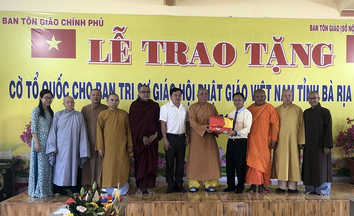 Ông Trà Quang Thanh, (thứ 4 từ phải qua trái) Vụ trưởng Vụ công tác tôn giáo phía Nam (Ban Tôn giáo Chính phủ) tặng cờ Tổ quốc cho đại diện Ban Trị sự Giáo hội Phật giáo Việt Nam tỉnh BR-VT.