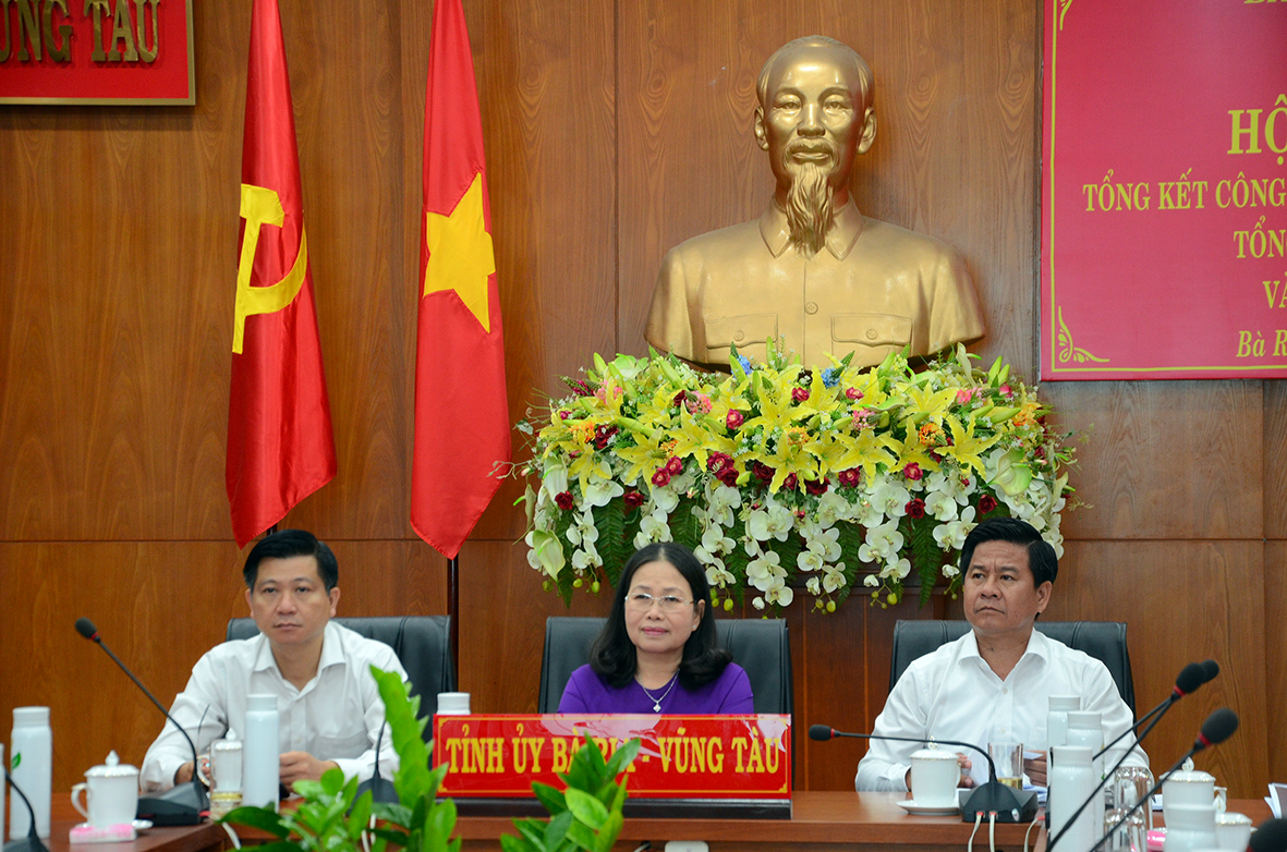 Bà Nguyễn Thị Yến, Phó Bí thư Thường trực Tỉnh ủy, Trưởng Đoàn ĐBQH tỉnh và các đại biểu tham dự tại điểm cầu BR-VT. Ảnh: HUYỀN TRANG