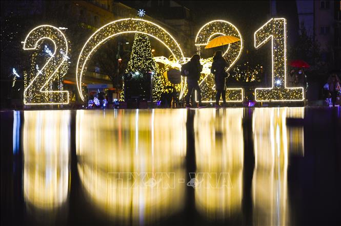 Trang hoàng rực rỡ đón Năm mới 2021 trên đường phố Pristina, thủ phủ khu vực Kosovo, Serbia ngày 30/12/2020. Ảnh: AFP/TTXVN