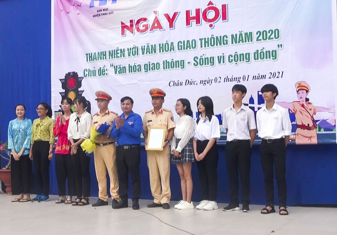 Anh Nguyễn Trung Minh, Bí thư Huyện Đoàn Châu Đức tặng hoa cảm ơn đại diện Đội CSGT-TT Công an huyện và các thành viên trong tổ tuyên truyền tại Ngày hội.