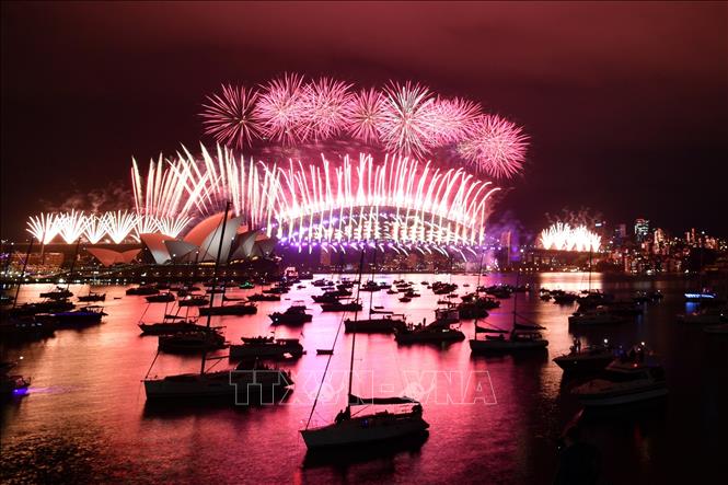 Màn pháo hoa rực rỡ đón Năm mới 2021 trên cầu cảng Sydney và Nhà hát Opera ở Australia cũng phải thu hẹp quy mô do đại dịch COVID-19.