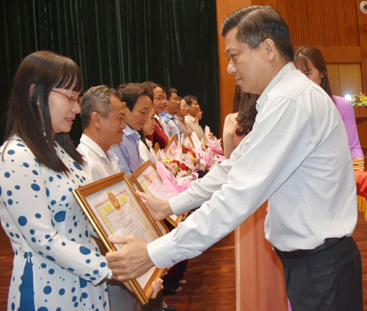 Ông Trần Văn Tuấn, Phó Chủ tịch UBND tỉnh trao Bằng khen cho các cá nhân, tập thể có thành tích xuất sắc trong thực hiện công tác giảm nghèo.
