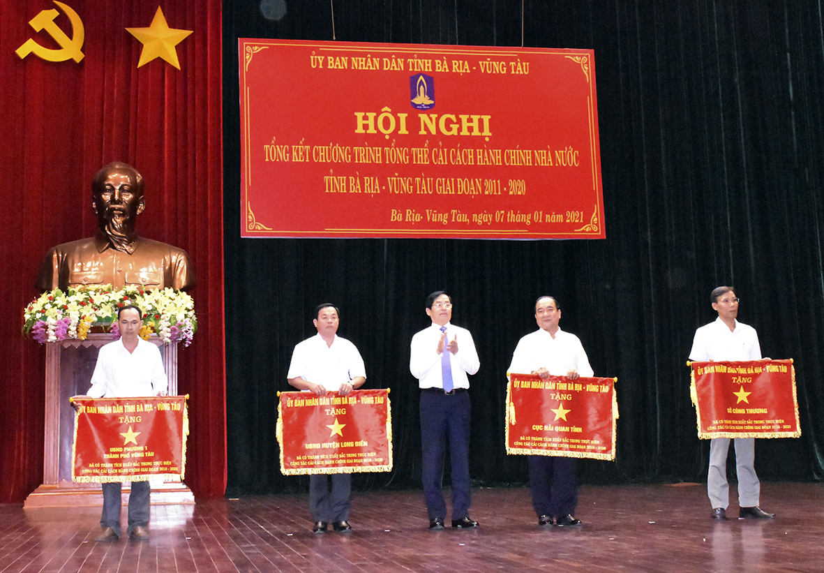 Ông Phạm Viết Thanh, Ủy viên Trung ương Đảng, Bí thư Tỉnh ủy trao Cờ thi đua cho các tập thể có thành tích xuất sắc trong công tác CCHC Nhà nước giai đoạn 2016-2020.