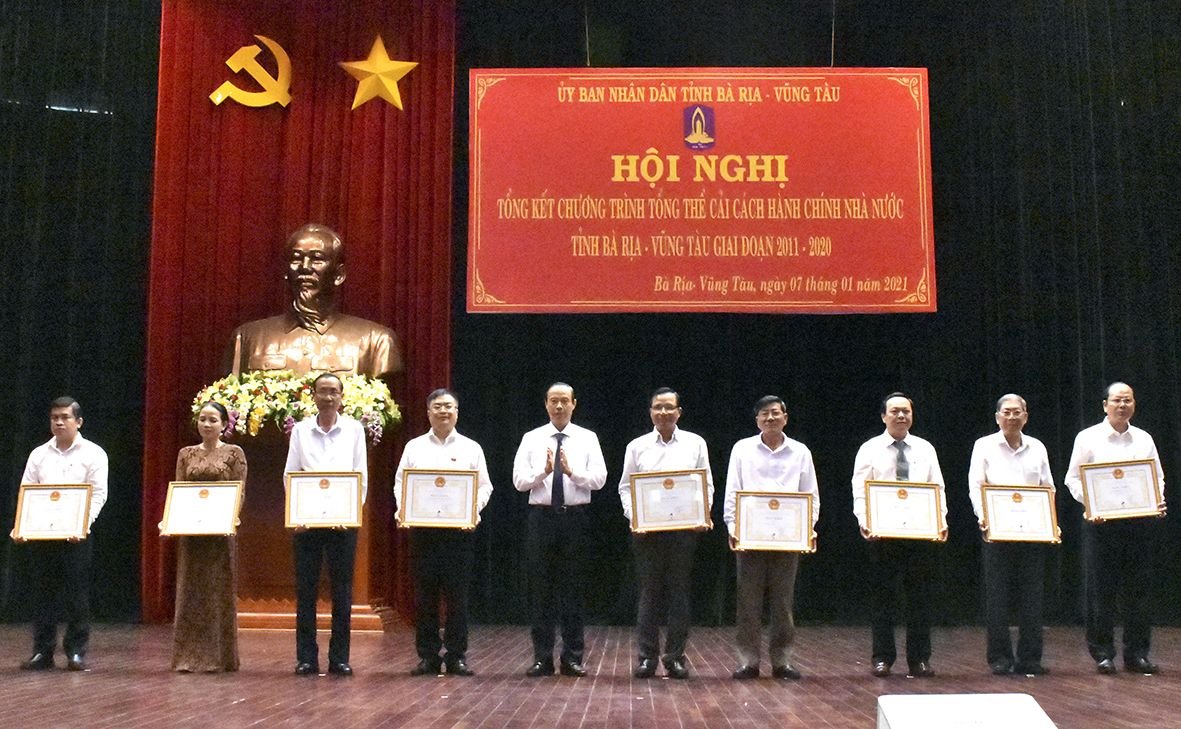 Ông Nguyễn Văn Thọ, Phó Bí thư Tỉnh ủy, Chủ tịch UBND tỉnh trao Bằng khen cho các tập thể, cá nhân có thành tích xuất sắc trong công tác CCHC Nhà nước giai đoạn 2016-2020.