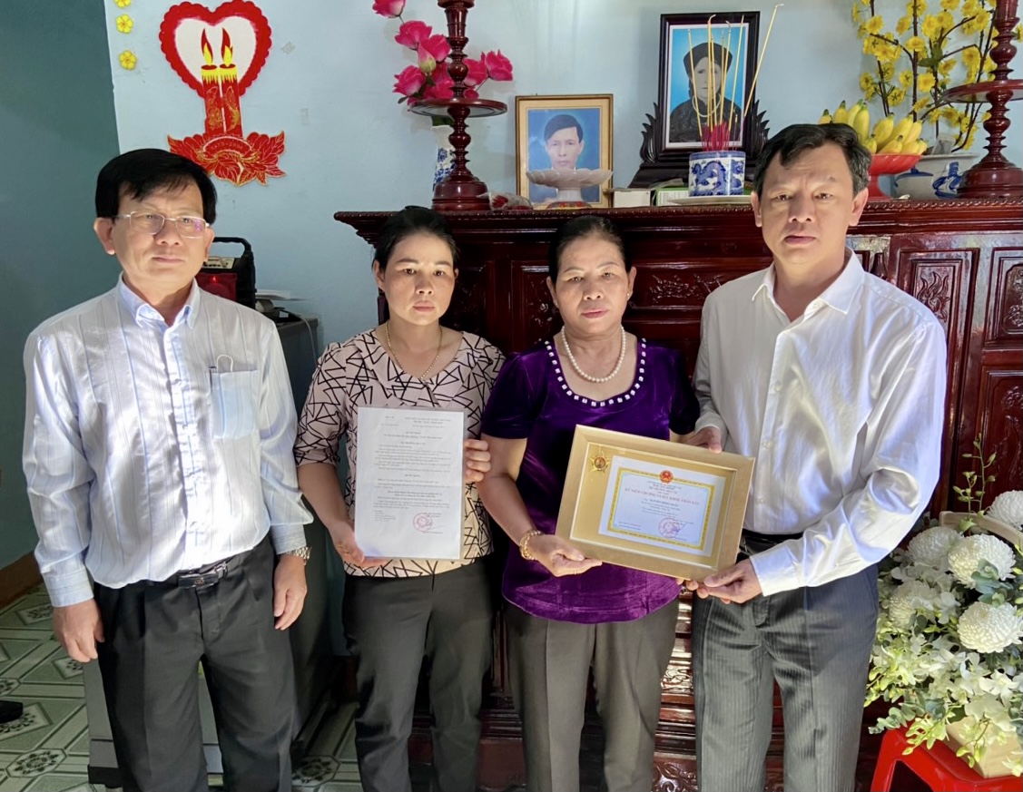 Bác sĩ Nguyễn Tri Thức (bên phải), Giám đốc Bệnh viện Chợ Rẫy và bác sĩ Nguyễn Văn Hương, Giám đốc Bệnh viện Bà Rịa trao Kỷ niệm chương cho gia đình anh Quân.