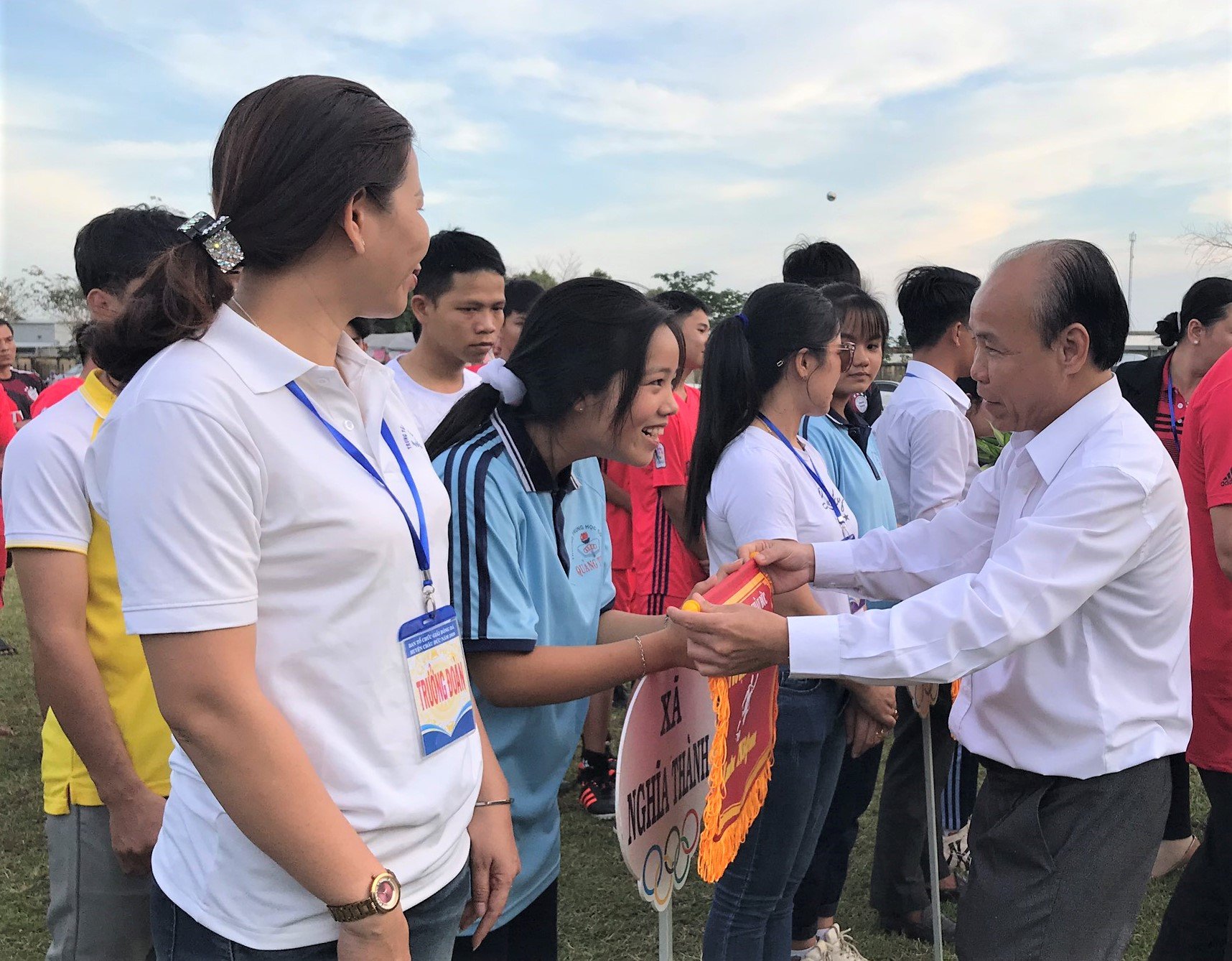 ông Nguyễn Văn Việt, Bí thư Huyện ủy Châu Đức trao hoa và cờ lưu niệm cho các đội tham gia giải