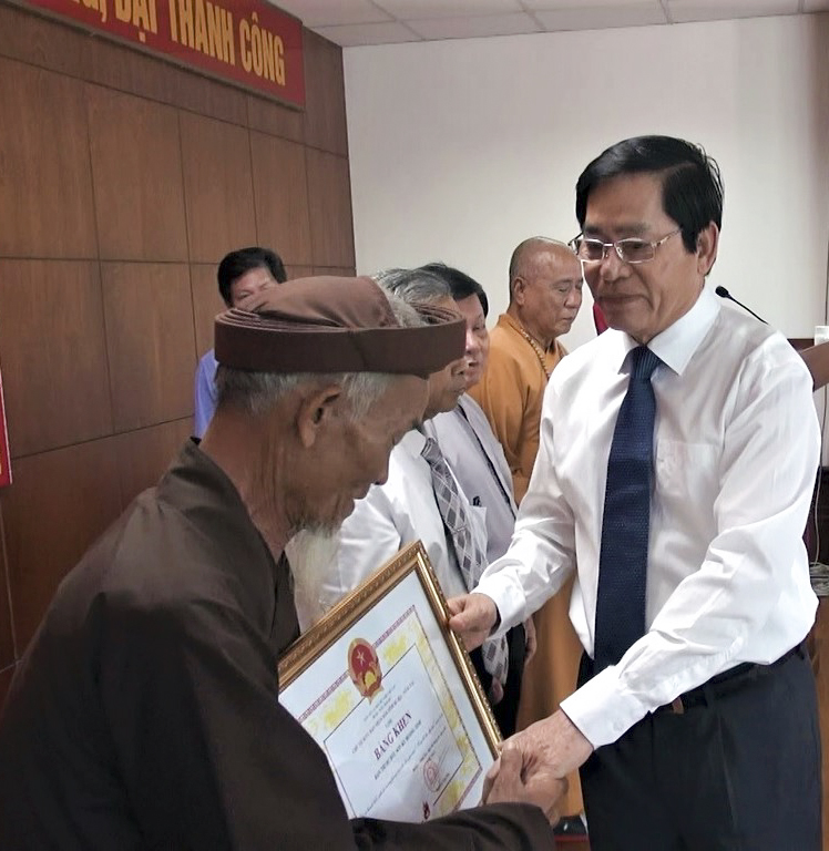 Ông Phạm Viết Thanh, Ủy viên Trung ương Đảng, Bí thư Tỉnh ủy trao Bằng khen của UBND tỉnh cho các tập thể có thành tích xuất sắc trong phong trào thi đua yêu nước 