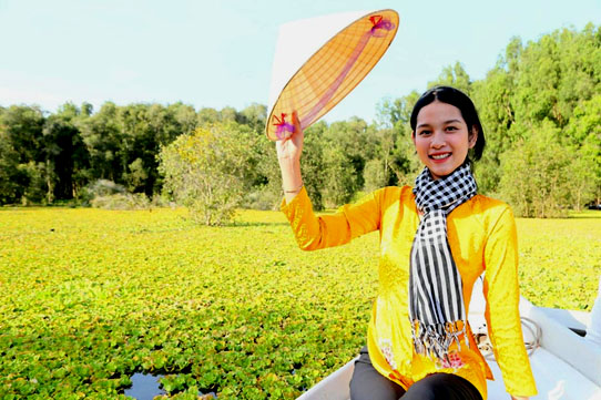 Tường Vy - Người đẹp áo dài Việt Nam 2020 thích thú khi “check in” tại Rừng Tràm đẹp nhất Việt Nam.
