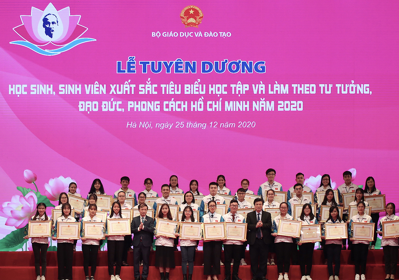 Các HS, SV xuất sắc tiêu biểu trong học tập và làm theo tư tưởng, đạo đức, phong cách Hồ Chí Minh năm 2020 được Bộ GD-ĐT tuyên dương. Ngọc Mai đứng ngoài cùng bên trái, hàng thứ 2. Ảnh: NGỌC TÀI