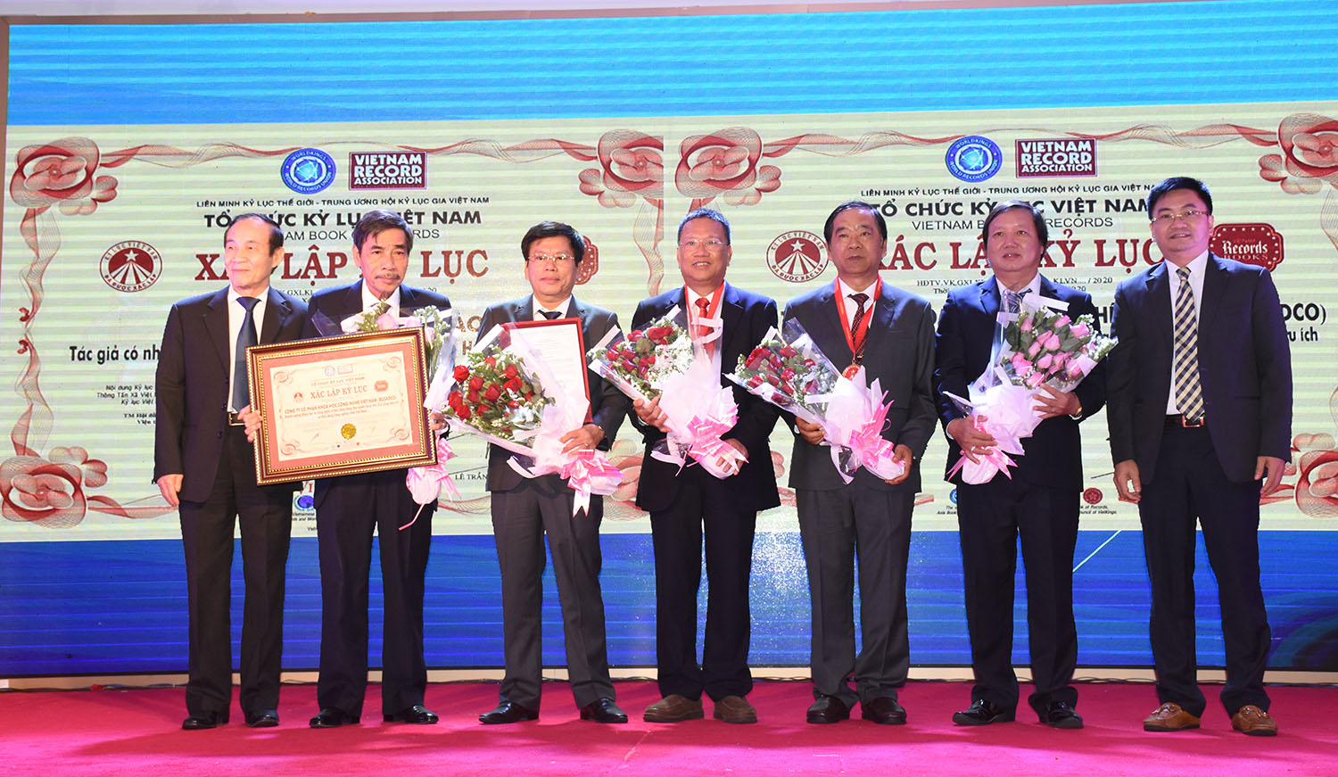 Đại diện Tổ chức Kỷ lục Việt Nam và Hội Kỷ lục gia Việt Nam trao chứng nhận kỷ lục Việt Nam cho tập thể Busadco.