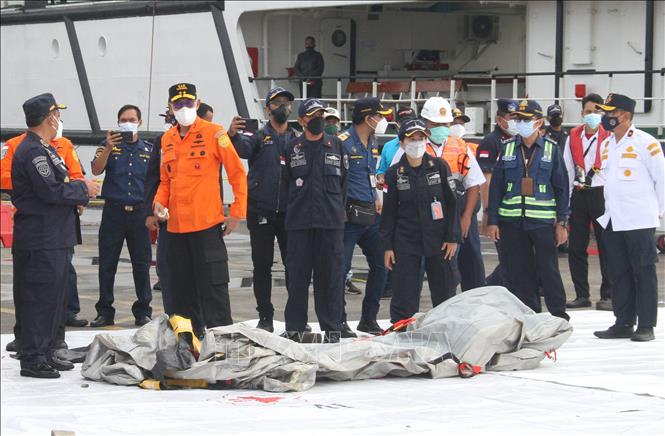 Nhân viên cứu hộ tham gia tìm kiếm các nạn nhân trong vụ máy bay rơi tại cảng Jakarta (Indonesia) ngày 9/1/2021.