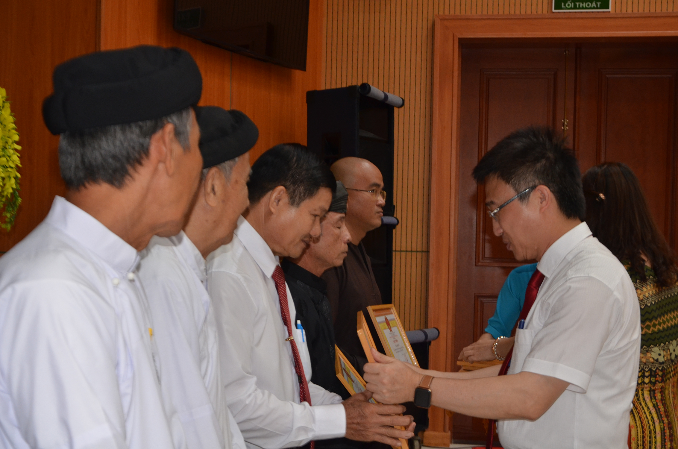 Ông Đặng Minh Thông, Ủy viên Ban Thường vụ Tỉnh ủy, Bí thư Thành ủy Bà Rịa trao Giấy khen cho các tập thể có thành tích xuất sắc trong phong trào thi đua yêu nước giữa các tôn giáo năm 2020.