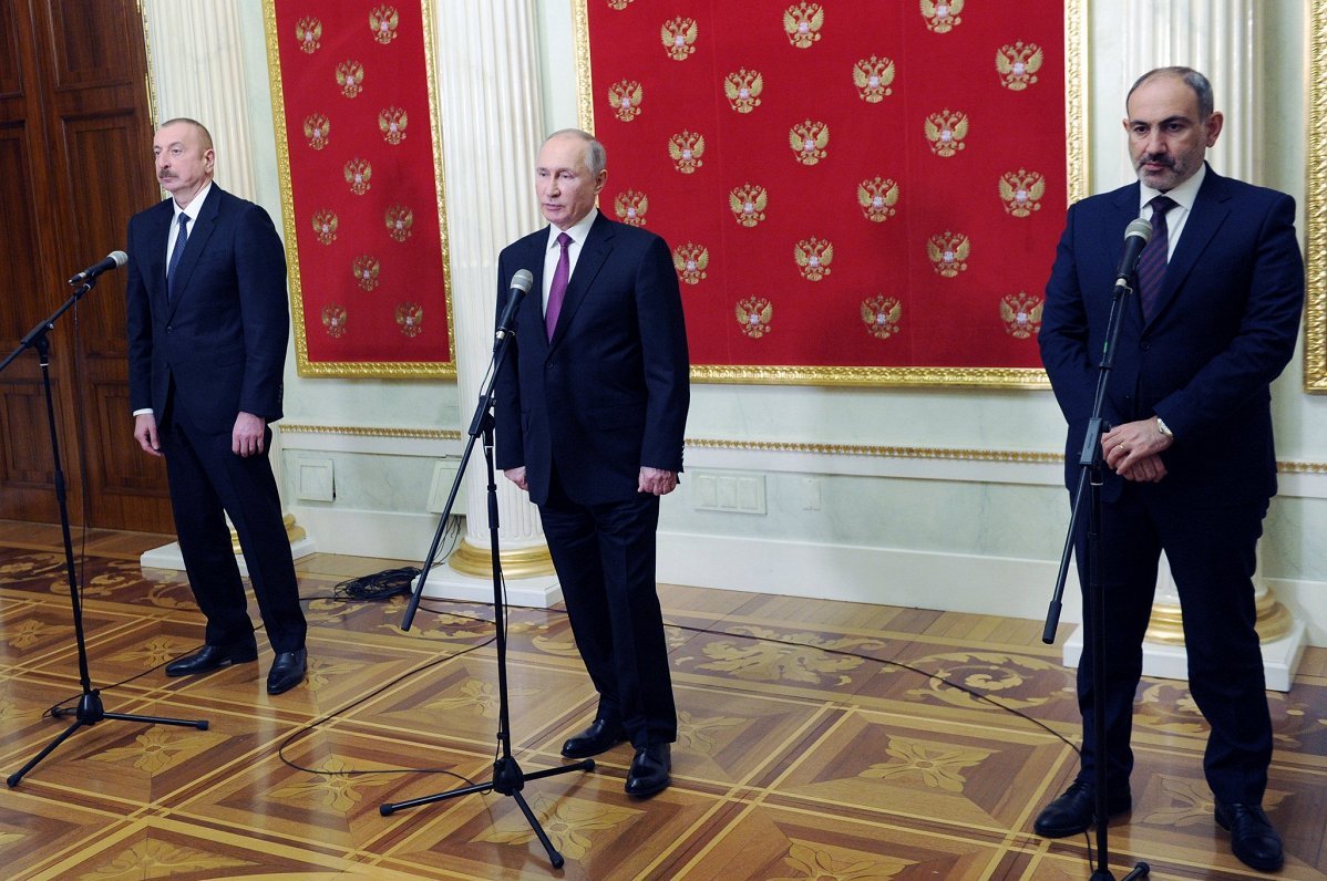 Tổng thống Azerbaijan Ilham Aliyev, Tổng thống Nga Vladimir Putin và Tổng thống Armenia Nikol Pashinyan tại cuộc họp báo ở Nga.