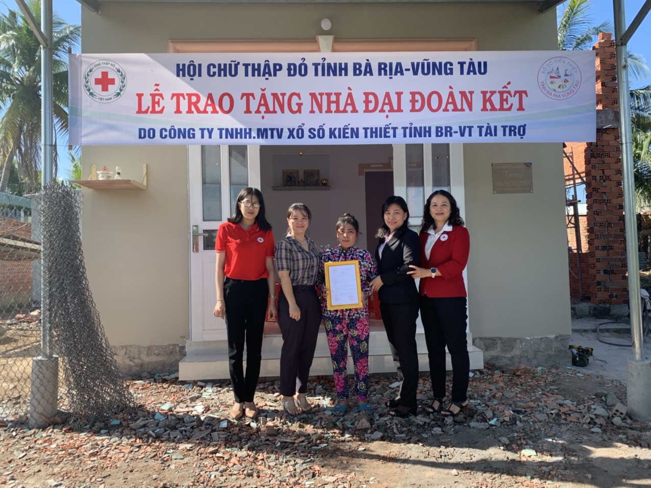 Hội Chữ thập đỏ (CTĐ) tỉnh phối hợp với Công ty TNHH MTV Xổ số kiến thiết tỉnh tổ chức lễ bàn giao nhà Đại đoàn kết cho hộ bà Đỗ Thị Mỹ Hạnh (ấp Phước Lăng, xã Tam Phước, huyện Long Điền).
