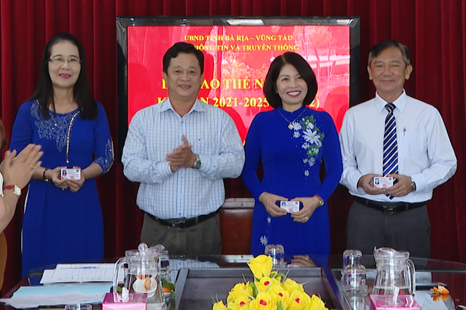 Ông Lê Văn Lâm, Giám đốc Sở TT-TT trao thẻ Nhà báo cho bà Trần Ngọc Thân (bìa trái), Giám đốc BRT; bà Huỳnh Thị Liên, Phó Giám đốc BRT; ông Lê Văn Bình, Phó Giám đốc BRT.