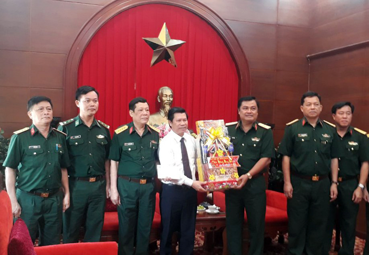 Ông Nguyễn Văn Xinh, Ủy viên Thường vụ Tỉnh ủy, Trưởng Ban Tuyên giáo Tỉnh ủy thăm, chúc Tết, tặng quà Bộ Tư lệnh Quân khu 7.