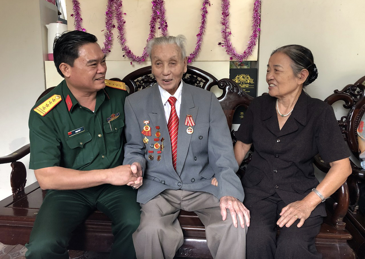 Ông Phạm Phú Ý, Ủy viên Ban Thường vụ Tỉnh ủy, Chỉ huy trưởng Bộ Chỉ huy Quân sự tỉnh thăm, chúc Tết, tặng quà cán bộ lão thành cách mạng Tạ Đào.