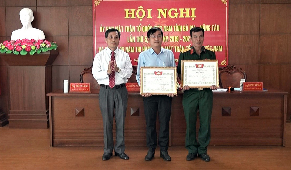 Ông Nguyễn Kế Toại, Phó Chủ tịch Ủy ban MTTQ Việt Nam tỉnh trao Bằng khen của UBND tỉnh cho các tập thể có thành tích xuất sắc trong công tác Mặt trận năm 2020.