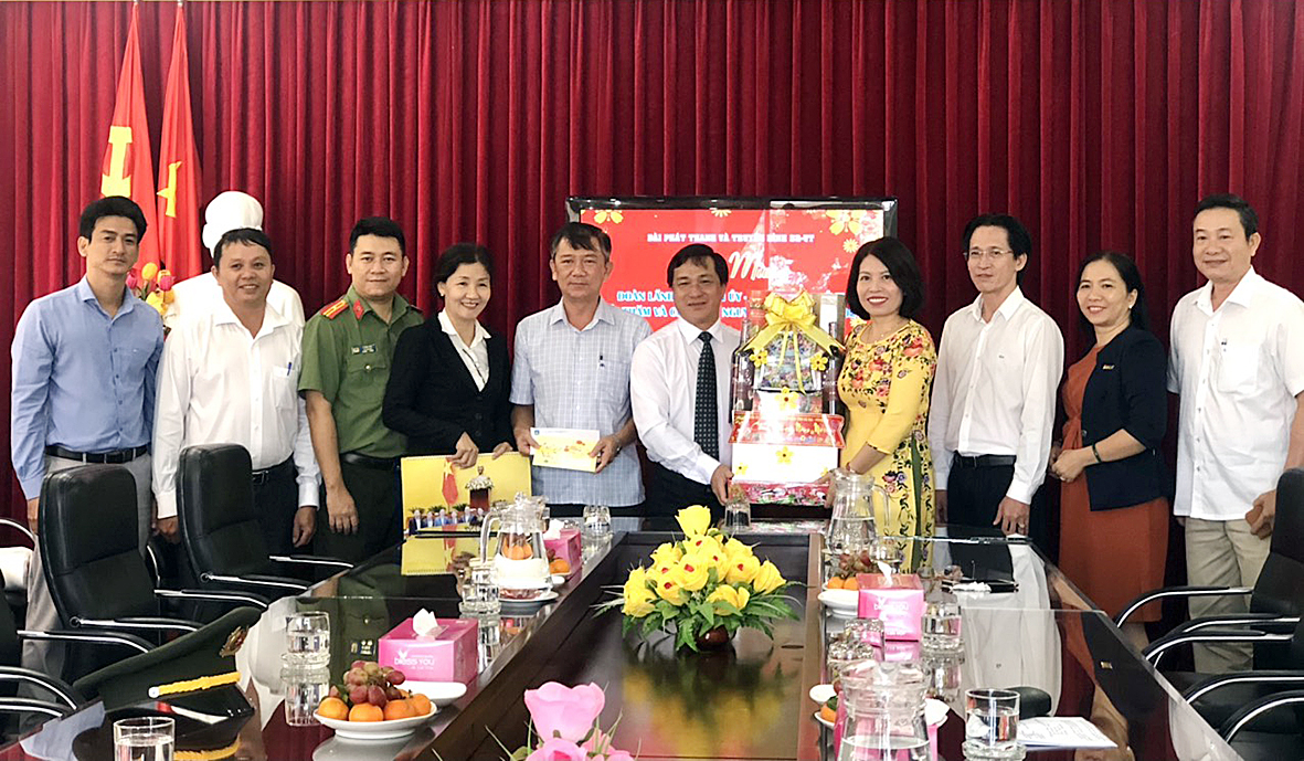 Ông Dương Minh Tuấn, Tỉnh ủy viên, Phó Trưởng Đoàn ĐBQH tỉnh làm Trưởng Đoàn đã đến thăm, chúc Tết và tặng quà Đài Phát thanh - Truyền hình tỉnh.