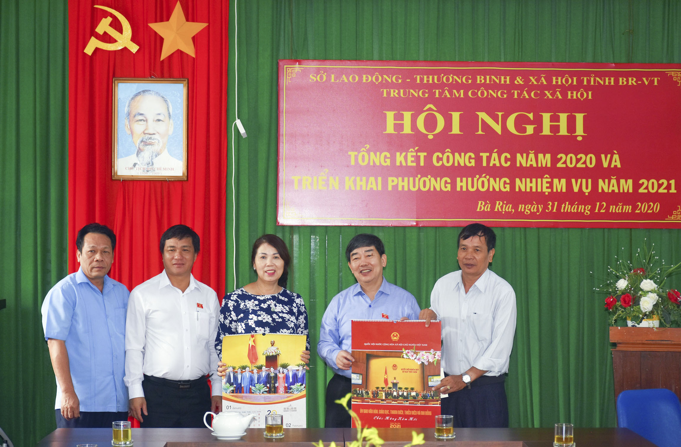 Đoàn ĐBQH tỉnh tặng quà Tết cho Trung tâm Công tác xã hội tỉnh.