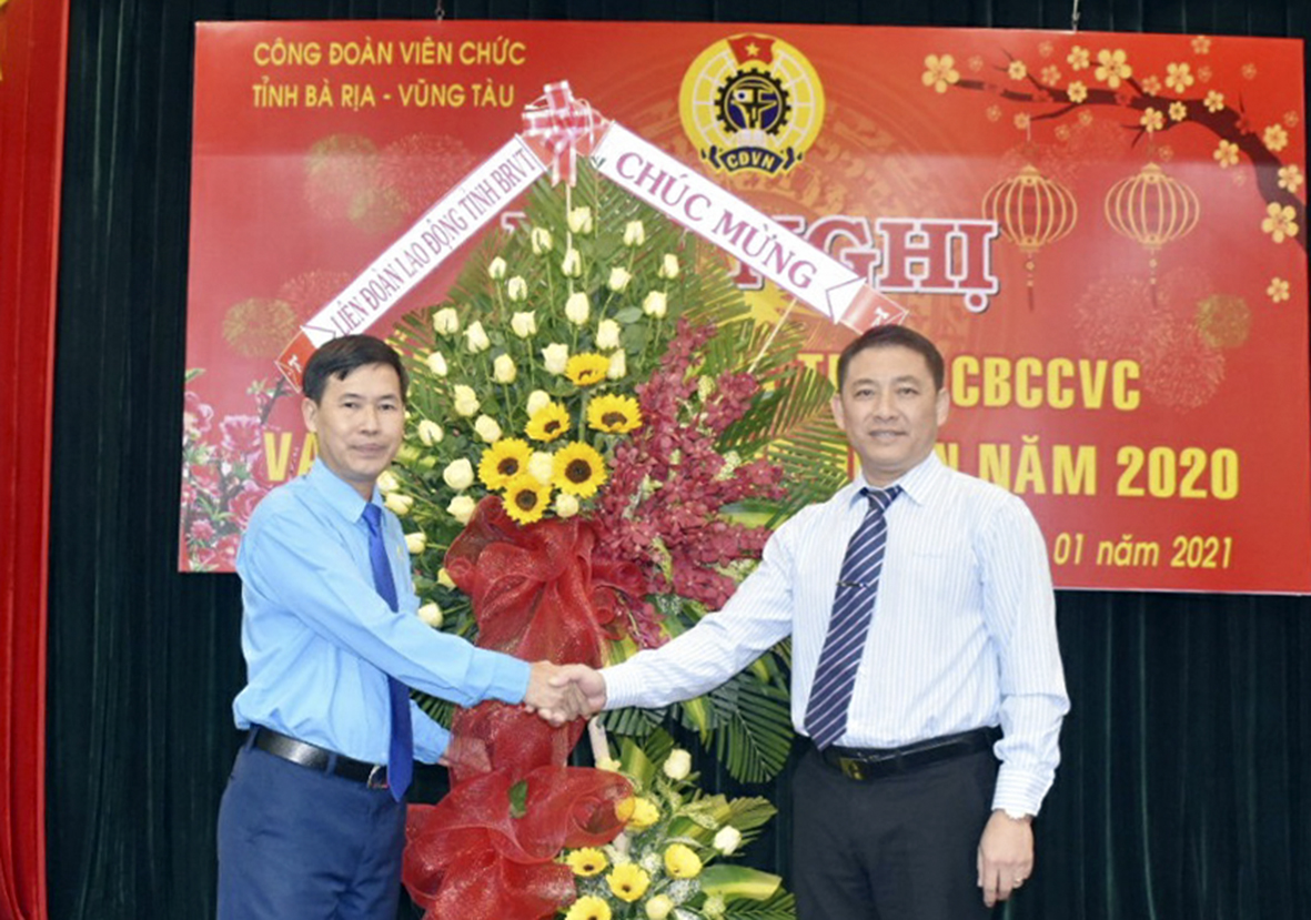 Ông Huỳnh Sơn Tuấn, Chủ tịch LĐLĐ tỉnh tặng lẵng hoa chúc mừng Công đoàn Viên chức tỉnh.