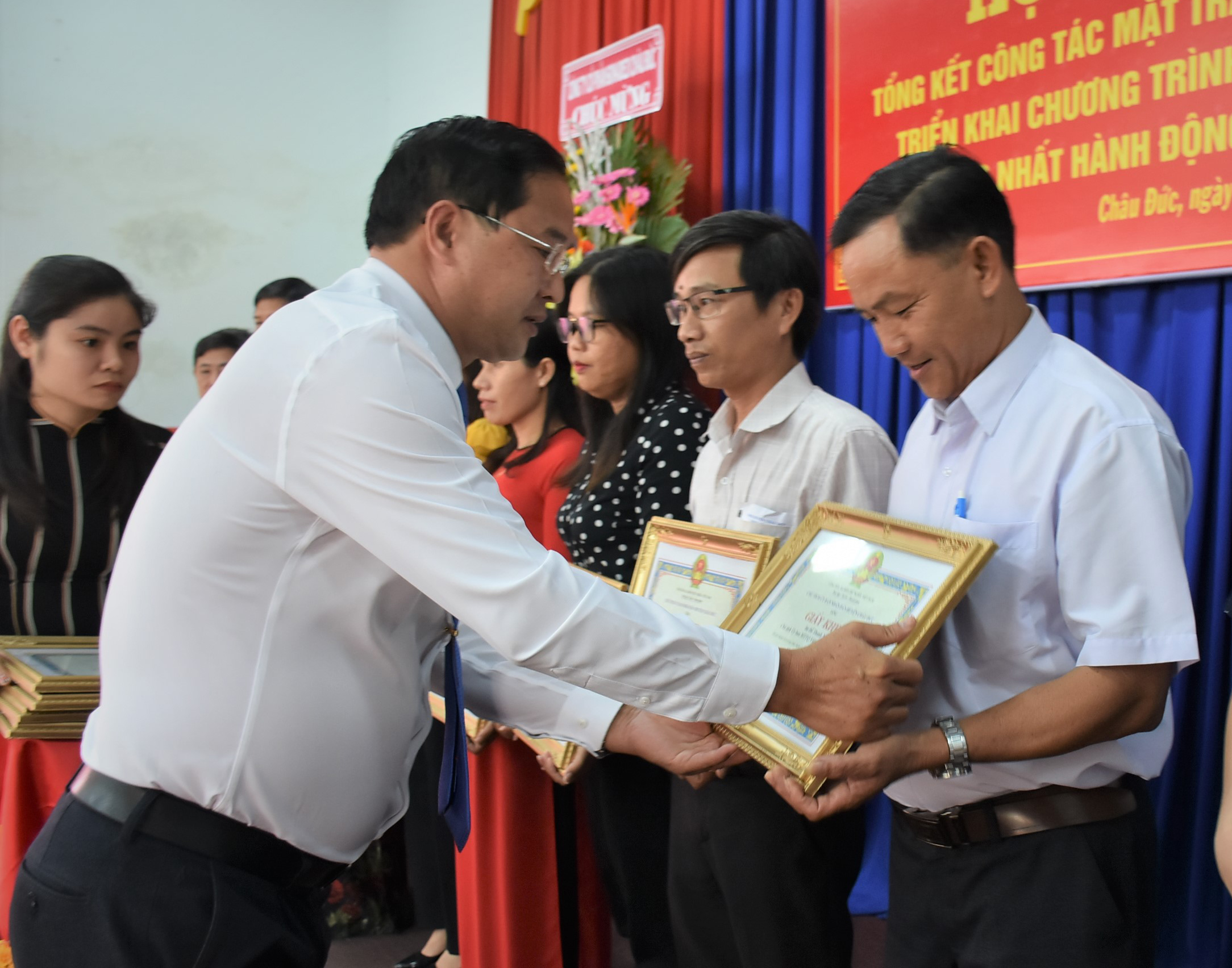 Ông Nguyễn Tấn Bản, Phó Bí thư Thường trực Huyện ủy Châu Đức trao Giấy khen cho các tập thể đạt thành tích xuất sắc trong công tác xây dựng Quỹ “Vì người nghèo” năm 2020.