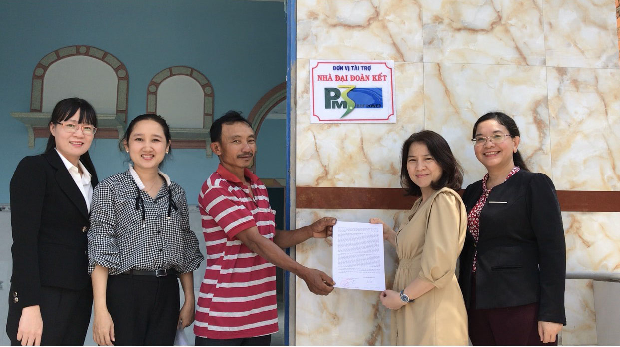 Đại diện Ủy ban MTTQ Việt Nam tỉnh, Công ty Điện lực TNHH BOT Phú Mỹ 3 trao nhà cho gia đình bà Nguyễn Thị Đẹp  (xã Bình Châu, huyện Xuyên Mộc).