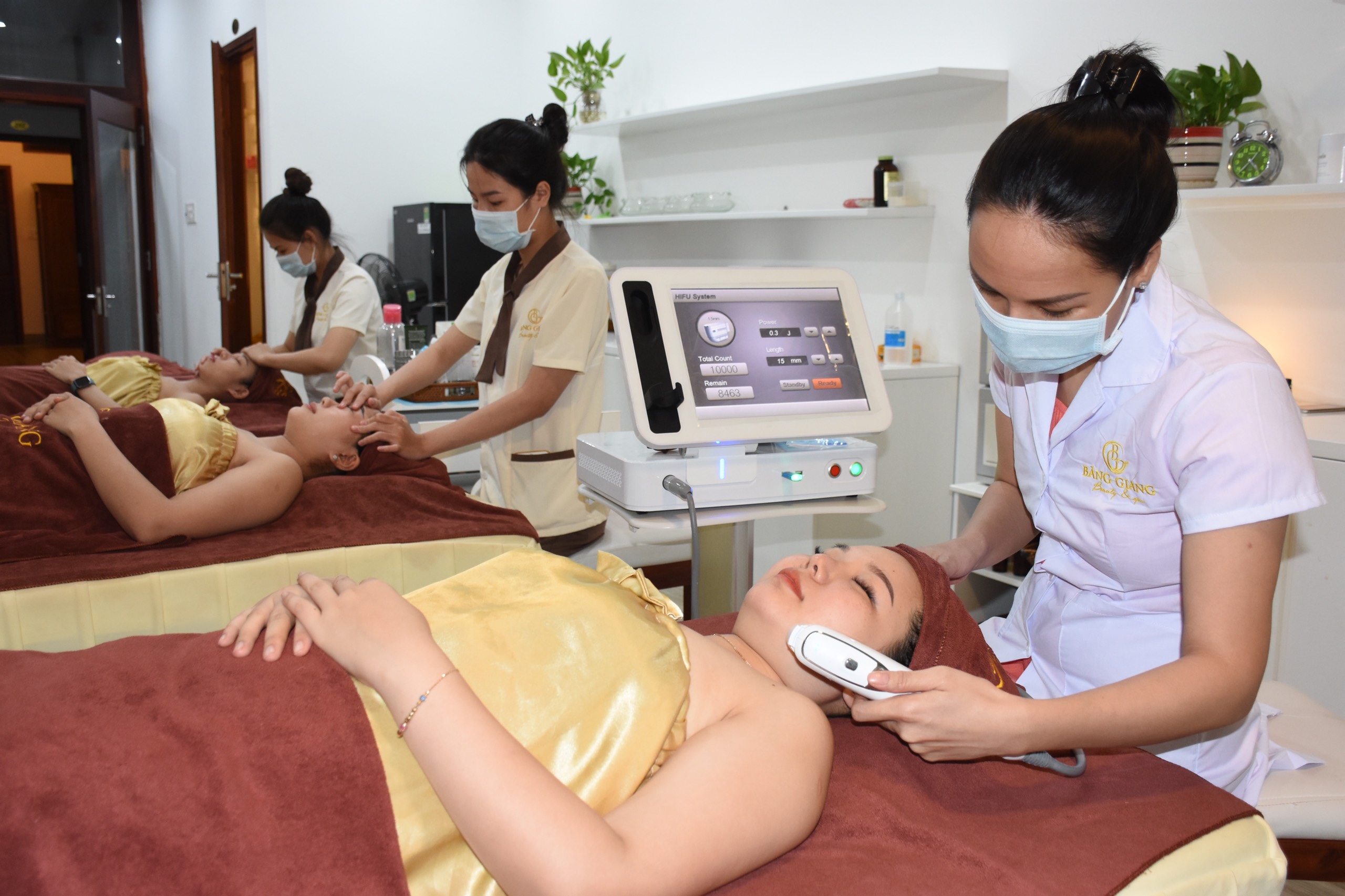 Khách hàng trải nghiệm dịch gửi chăm sóc dạ chuyên sâu tại Băng Giang Beauty & Spa.