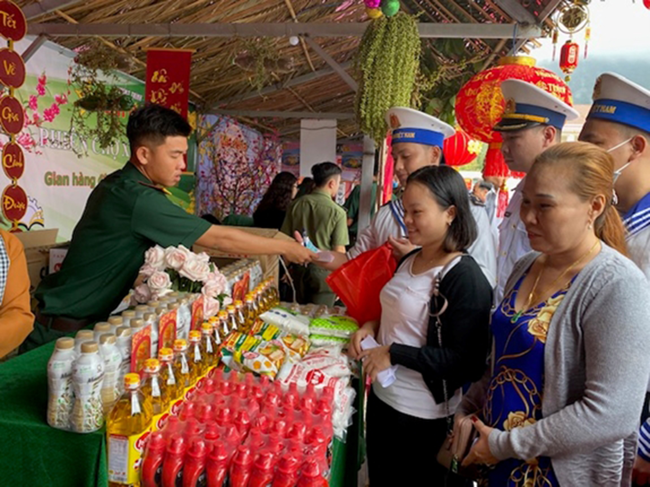 Cán bộ, chiến sĩ và người dân ở huyện Côn Đảo tham gia phiên chợ 0 đồng.