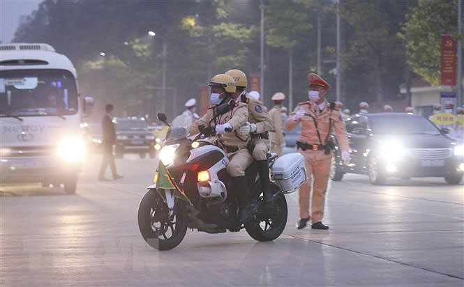 Lực lượng CSGT dẫn đoàn và bảo đảm an ninh trên tuyến đường đoàn đại biểu di chuyển từ Lăng Chủ tịch Hồ Chí Minh đến Trung tâm Hội nghị Quốc gia. Ảnh: TTXVN