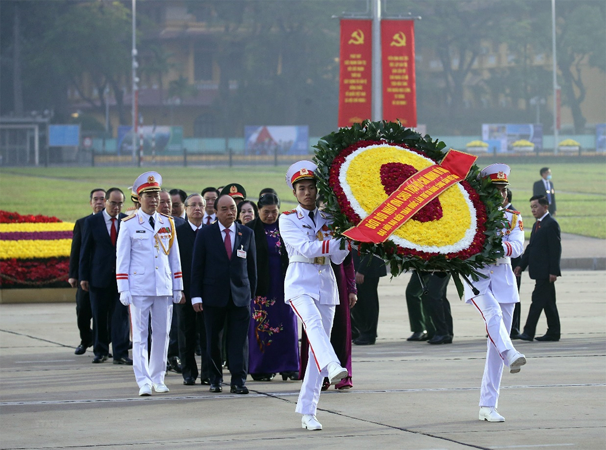 Vòng hoa của Đoàn mang dòng chữ: 