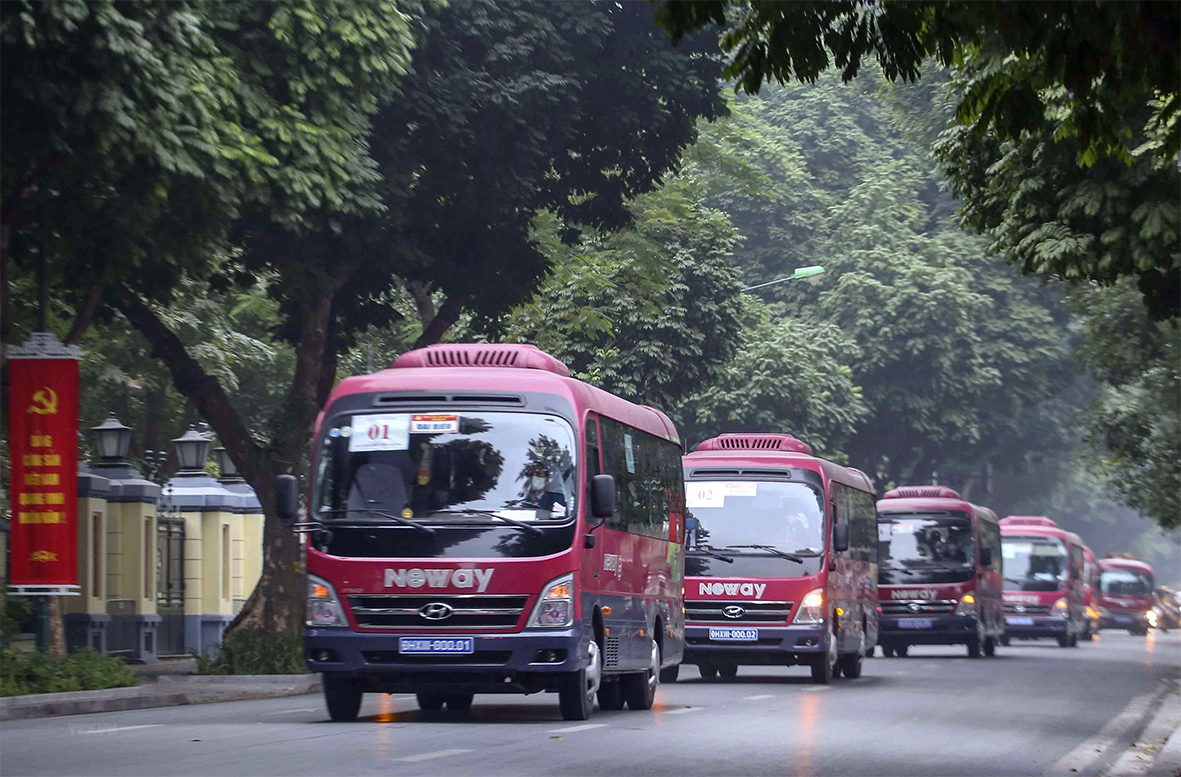 Đoàn Đại biểu Đảng bộ tỉnh Bà Rịa-Vũng Tàu đi trên xe đầu tiên của Đoàn xe đến Trung tâm Hội nghị Quốc gia dự họp phiên trù bị Đại hội Đại biểu toàn quốc lần thứ XIII của Đảng.