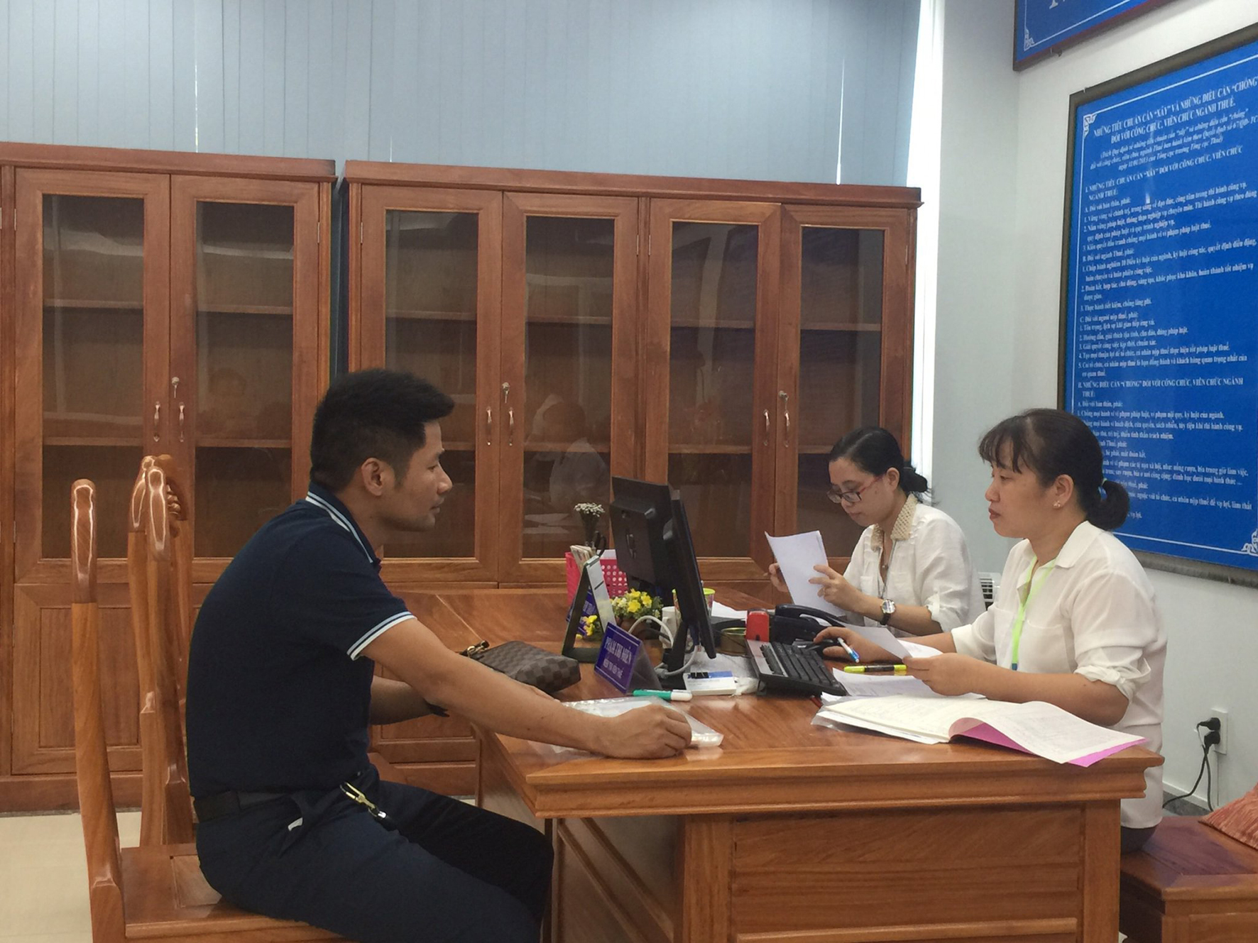 Người nộp thuế giao dịch tại bộ phận một cửa Cục Thuế tỉnh.