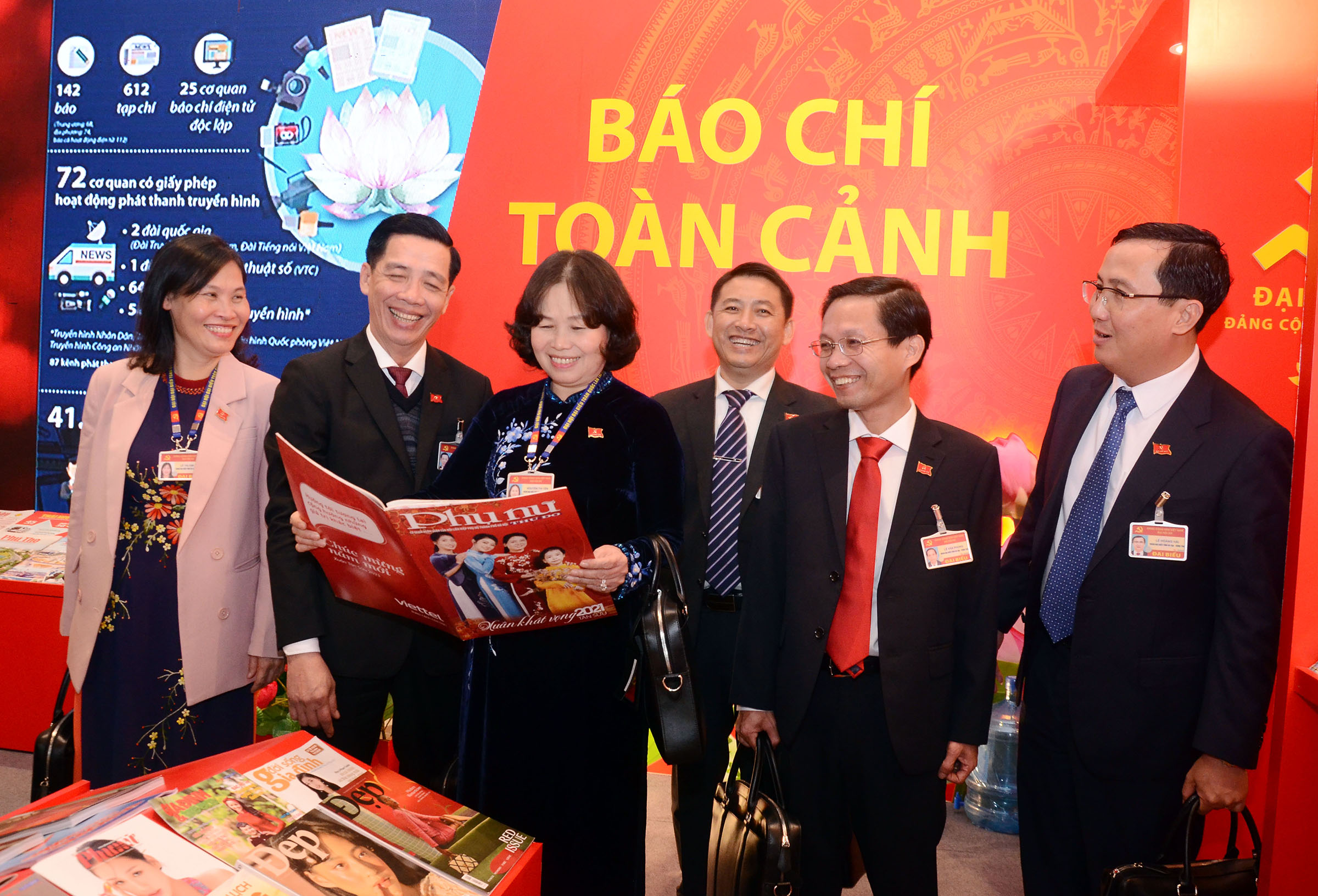 Đồng chí Nguyễn Thị Yến, Phó Bí thư Thường trực Tỉnh ủy cùng các đại biểu tỉnh Bà Rịa - Vũng Tàu tham quan khu trưng bày Toàn cảnh báo chí tại Trung tâm Hội nghị Quốc gia.