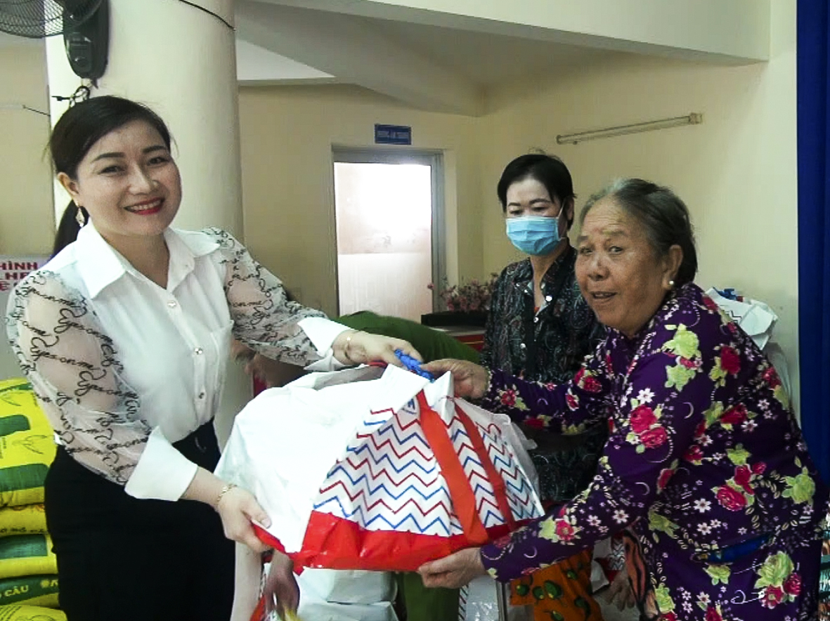 Bà Dương Thị Thảo, Phó Chủ tịch UBND TT.Ngãi Giao trao quà cho người có hoàn cảnh khó trên địa bàn thị trấn.