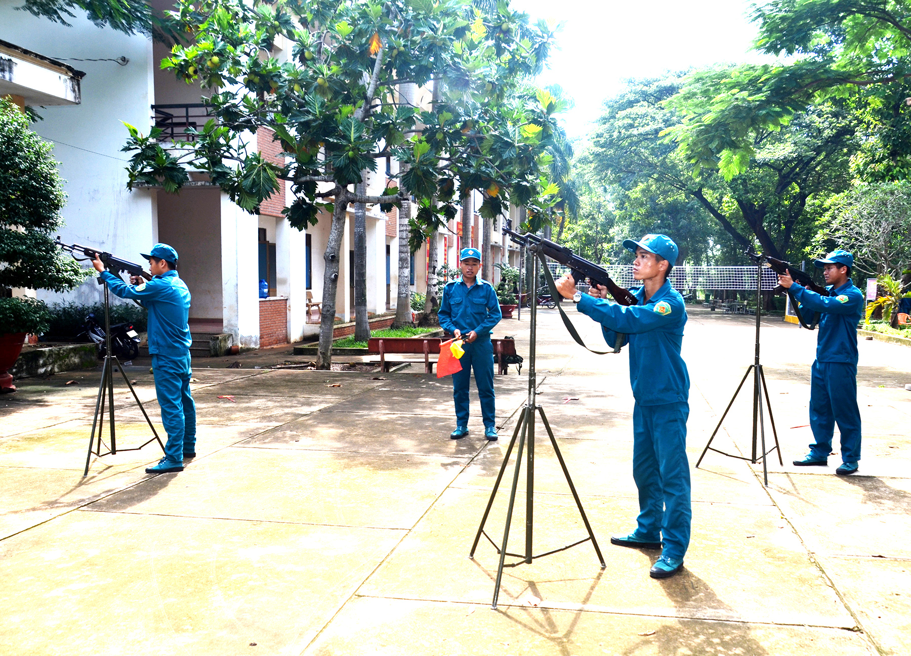 Lực lượng dân quân tham gia huấn luyện bắn máy bay bay thấp.