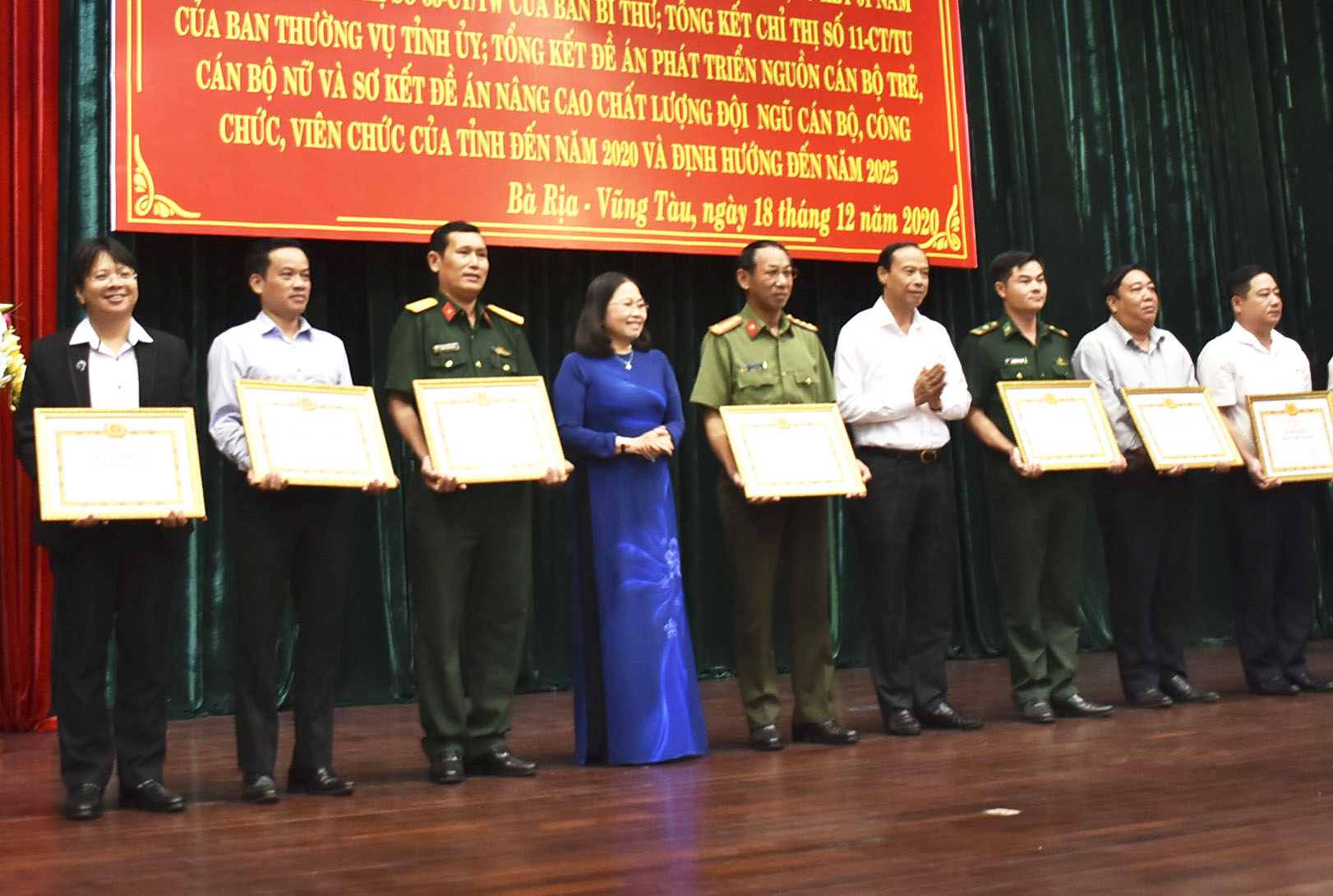 Các đồng chí: Nguyễn Thị Yến, Phó Bí thư Thường trực Tỉnh ủy; Nguyễn Văn Thọ, Phó Bí thư Tỉnh ủy,  Chủ tịch UBND tỉnh trao Bằng khen cho các Đảng bộ cấp huyện và tương đương đạt thành tích xuất sắc  trong công tác kết nạp Đảng nhiệm kỳ 2015-2020. Ảnh: TRẦN TRÀ