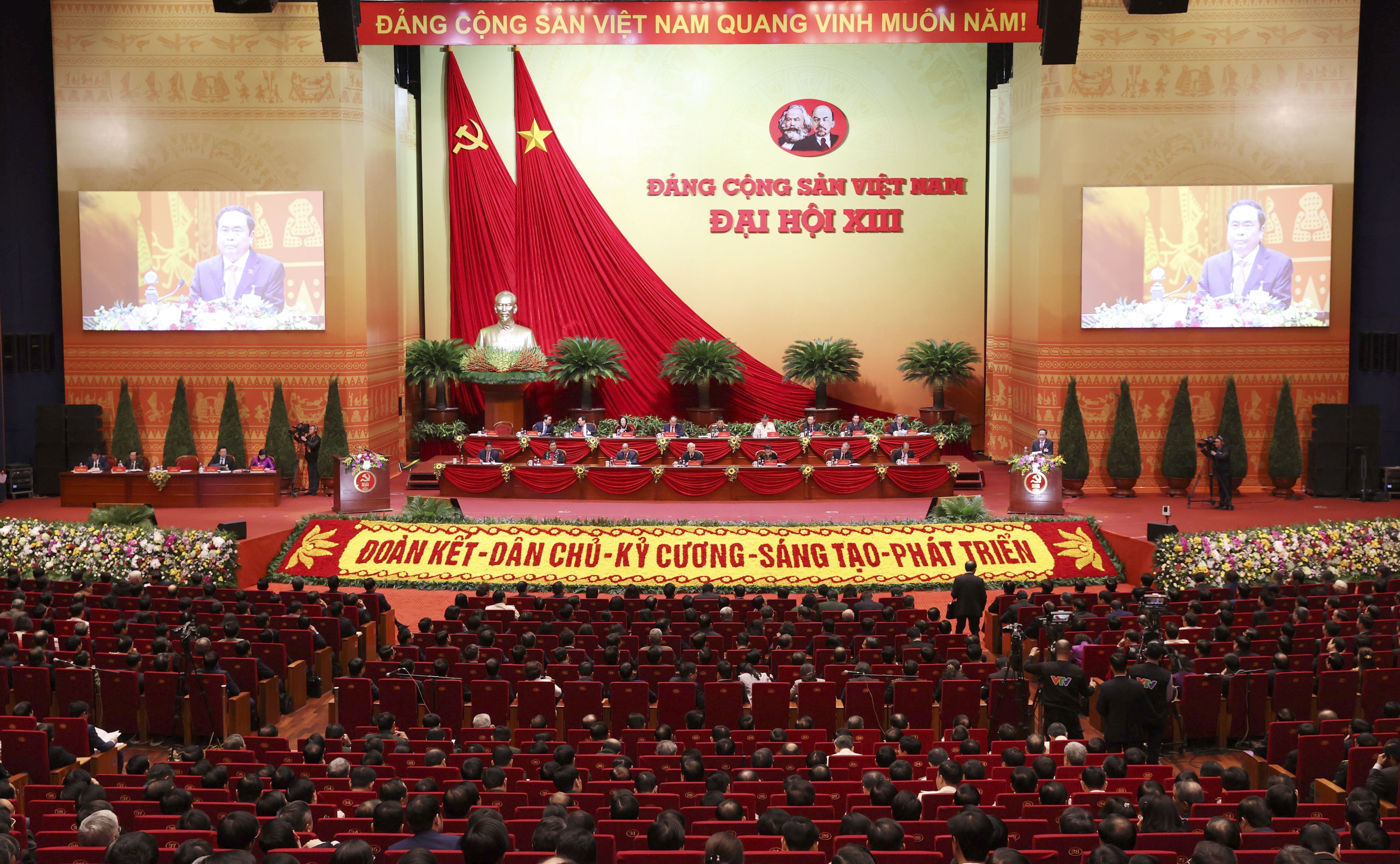 Quang cảnh ngày làm việc thứ ba, Đại hội Đại biểu toàn quốc lần thứ XIII của Đảng.