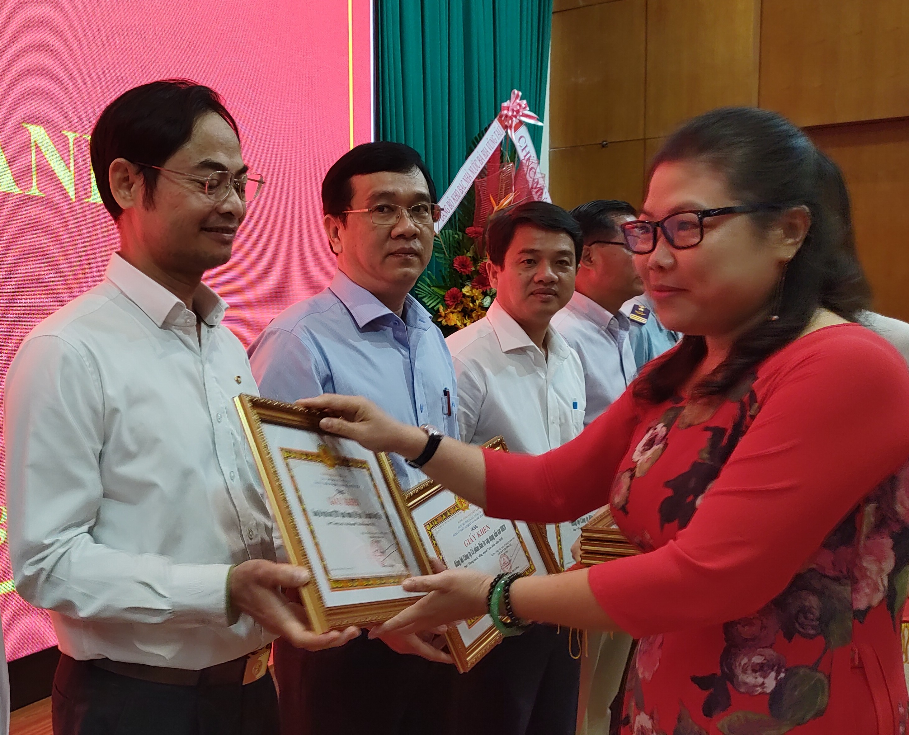 Bà Lương Thị Lê Hằng, Bí thư Đảng ủy Khối Cơ quan và Doanh nghiệp trao Giấy khen cho các tổ chức cơ sở Đảng đạt “Trong sạch, vững mạnh”.